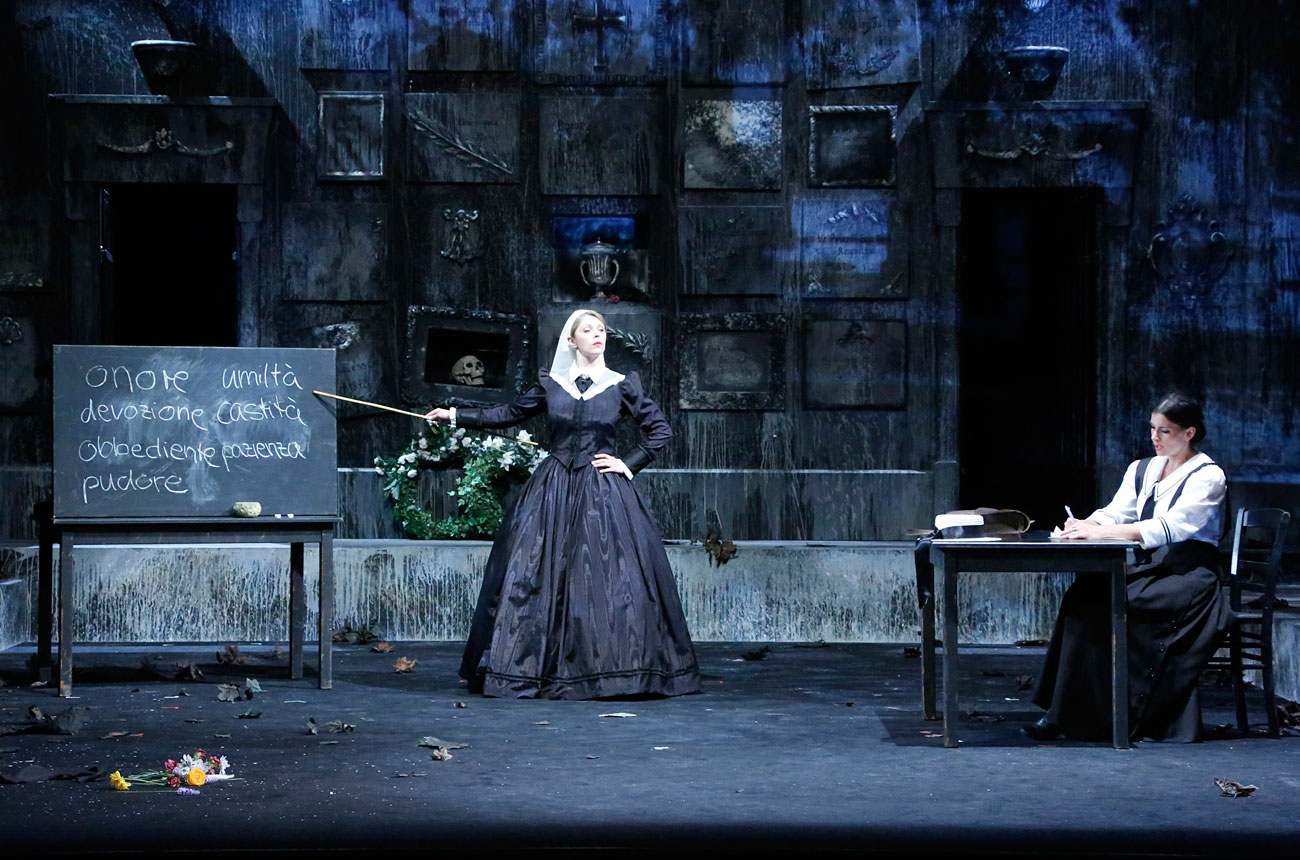 Bühnenfoto von der Oper Lucia di Lammermoor